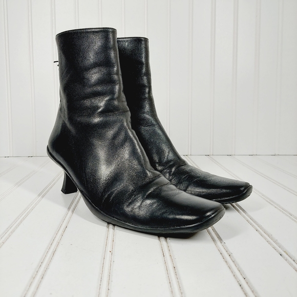 Stuart Weitzman Women's Black Leather Kitten Heel Back Zip Ankle Boots I464 - Picture 4 of 11